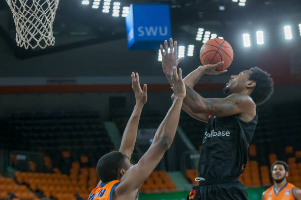 斯展现了坚 斯展现了坚