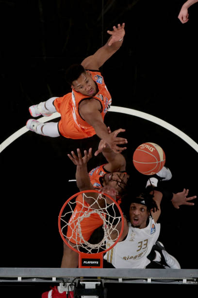 体育中超：逆转取胜 深圳3-2梅州客家